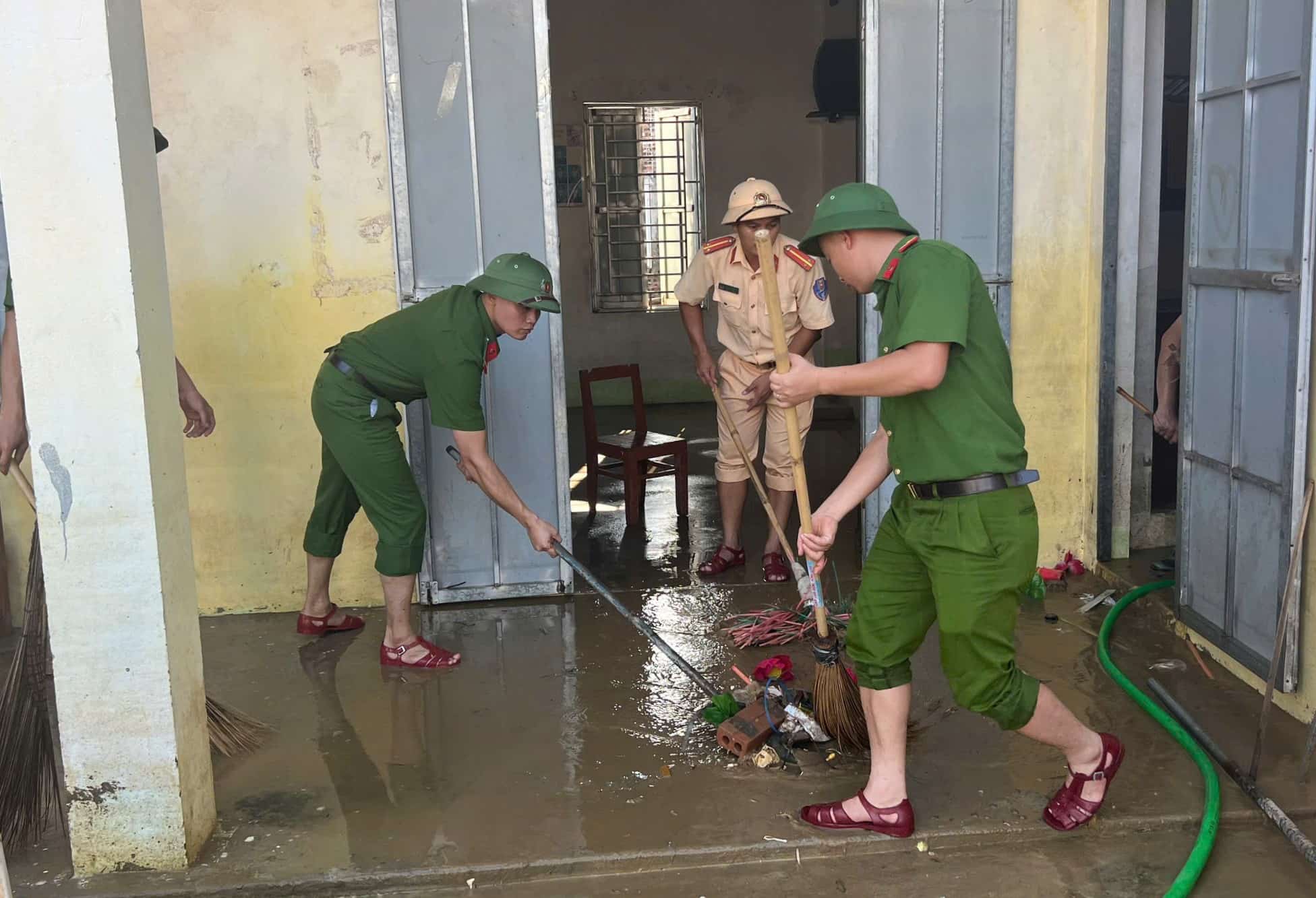 Trung ta Duong Phu Manh - Pho truong Cong an huyen Nho Quan cho biet, ngay khi nuoc rut, Cong an huyen da huy dong tren 200 can bo, chien si cong an tren dia ban tham gia giup do, ho tro cac ho dan bi ngap lut. Anh: Nguyen Truong