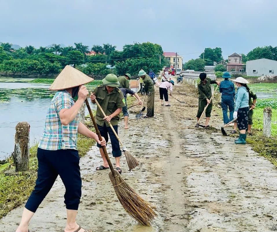 Hang tram can bo, chien si cong an tren dia ban huyen Nho Quan da duoc huy dong de giup nguoi dan don dep nha cua, khac phuc hau qua do mua lu de lai. Anh: Nguyen Truong