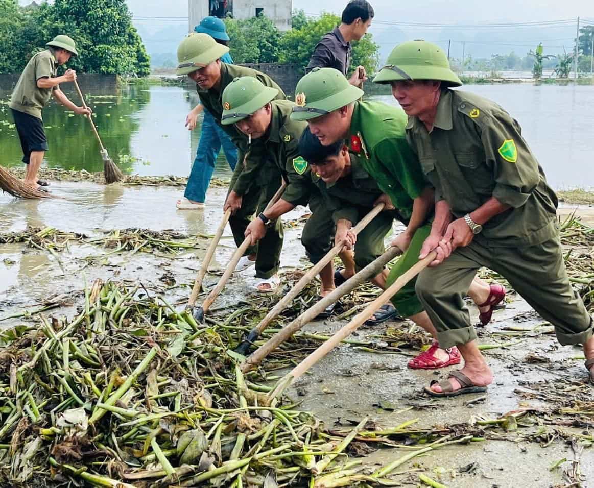 Nuoc lu rut de lai luong lon bun dat, rac thai. Anh: Nguyen Truong