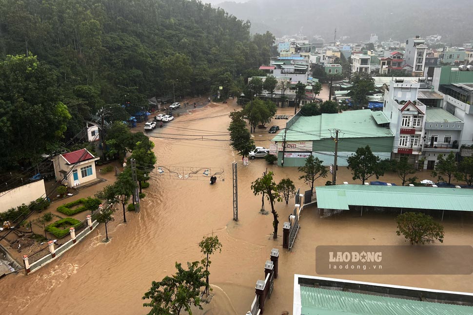 Phuong Ghenh Rang (TP Quy Nhon) bi nuoc lu vay quanh (chup ngay 20.11.2022). Anh: Hoai Luan  