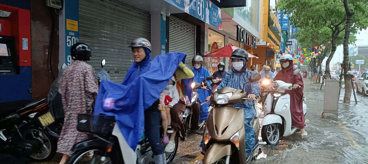 Nhieu tuyen pho tai TP Da Nang bi ngap do mua lon vao sang 18.9. Anh: Mai Huong