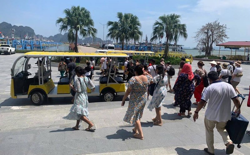 Du khách quốc tế lên xe điện để ra tàu tham quan vịnh Hạ Long tại Cảng tàu khách quốc tế Hạ Long ngày 17.9. Ảnh: Nguyễn Hùng