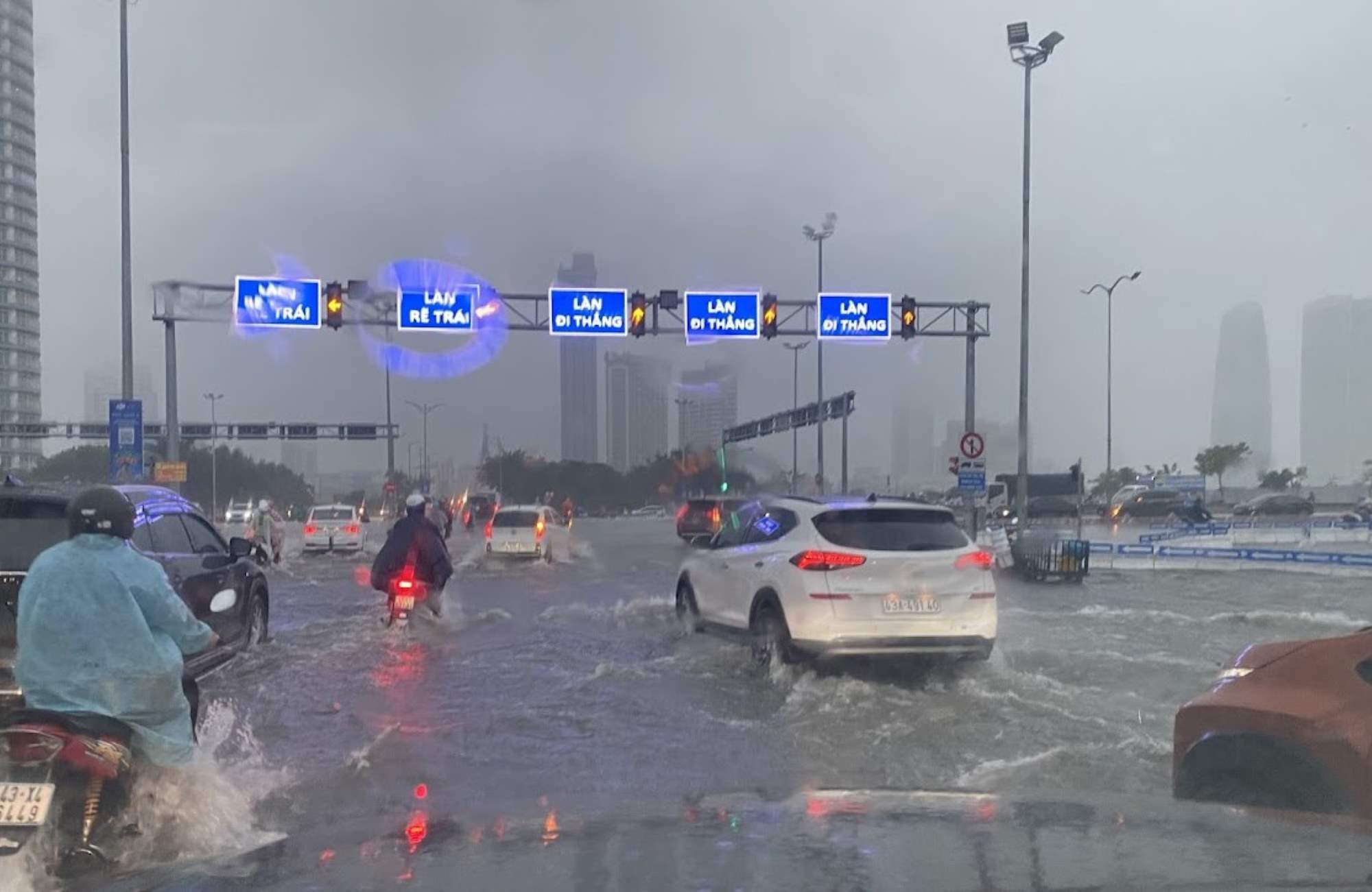 Ngập trên đường Phạm Văn Đồng, quận Sơn Trà (tại đầu cầu Sông Hàn). Ảnh: Thanh Hải
