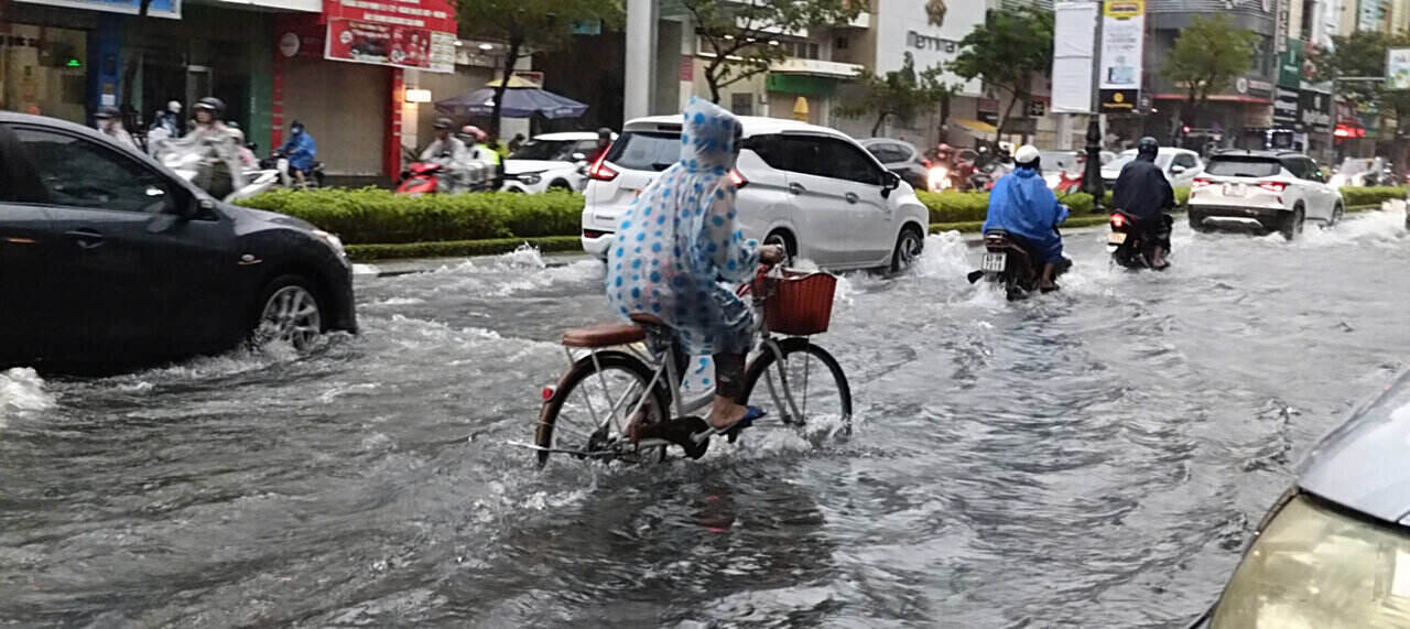 Đường phố Đà Nẵng ngập do mưa lớn. Ảnh: Mai Hương