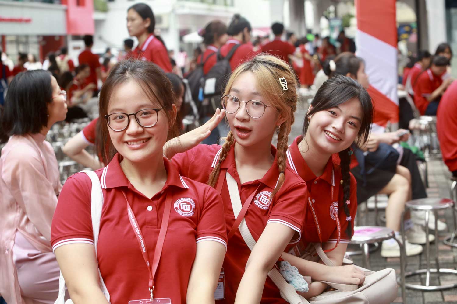 Dan nu sinh da cung nhau khoe sac trong le khai giang. Truong Dai hoc Ngoai thuong cung von noi tieng la ngoi truong co nhieu nu sinh xinh dep. Anh: Viet Anh. 