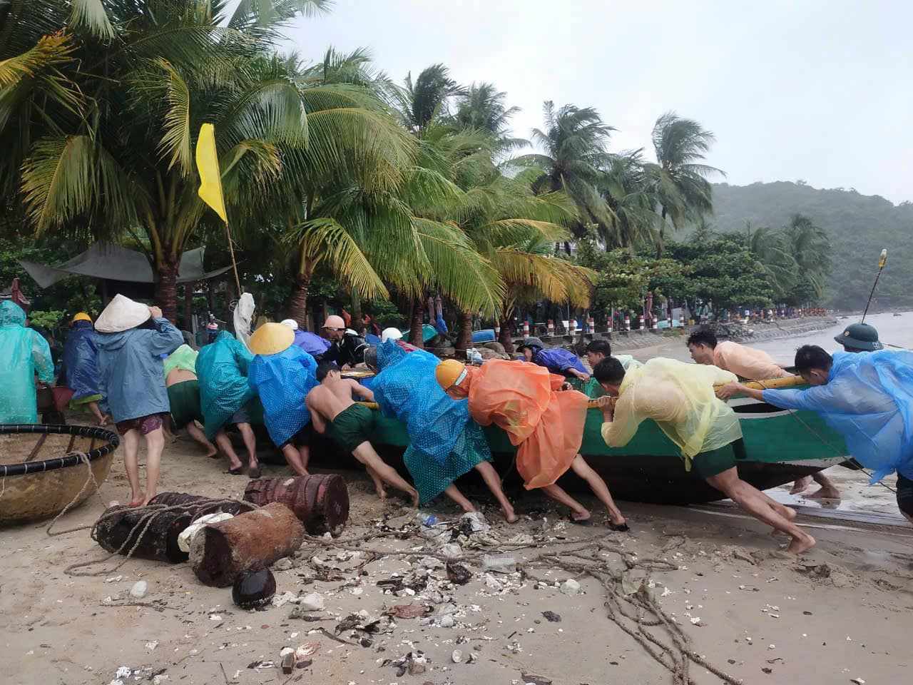 Ngư dân xã đảo Cù Lao Chàm sơ tán tàu thuyền lên bờ tránh bão sáng 18.9. Ảnh: Thế Hùng