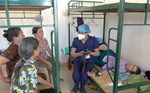 Bác sĩ túc trực 24/24 giờ chăm sóc sức khỏe người dân vùng lũ