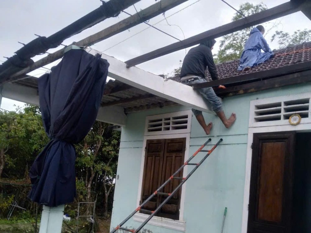 Nhà dân bị tốc mái do lốc xoáy. Ảnh: Q. An.