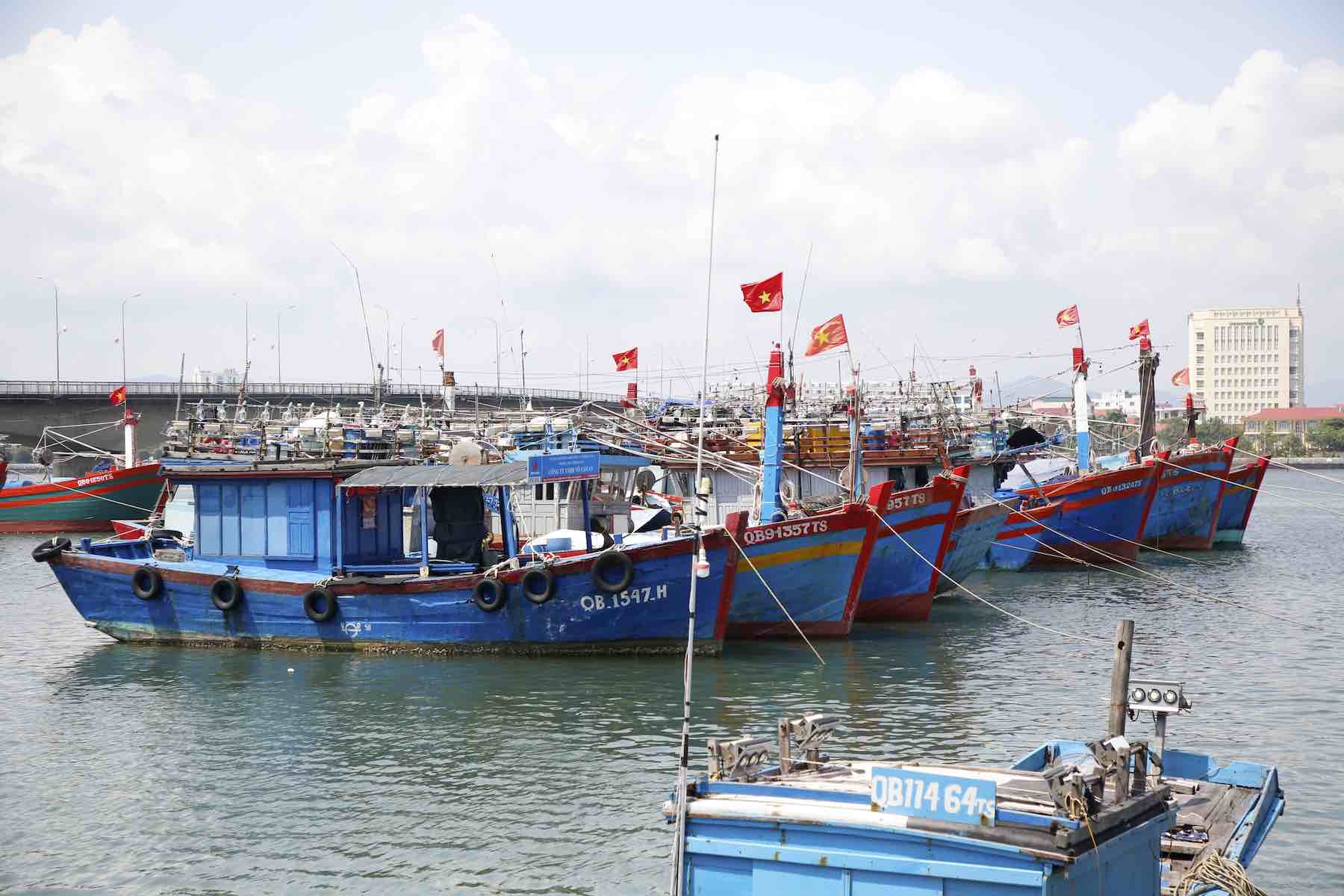 Tau thuyen duoc keu goi vao bo moi khi ap thap nhiet doi, bao anh huong. Anh: Cong Sang