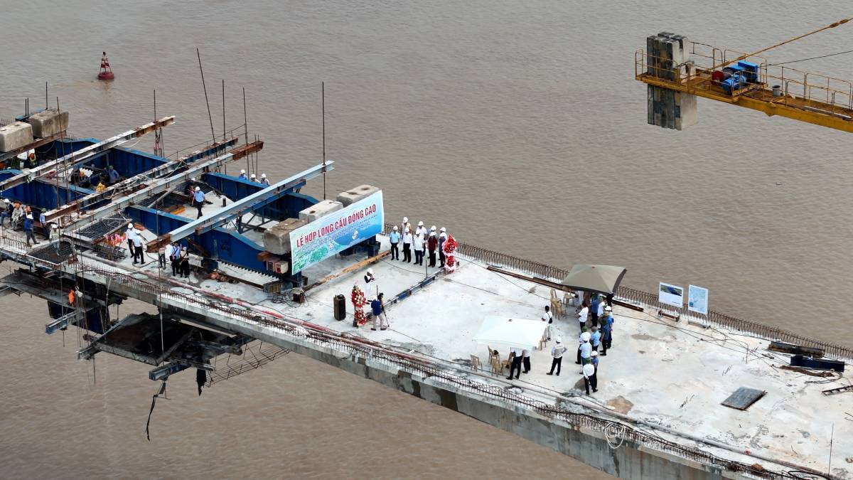 Dong Cao bridge connecting the districts of Y Yen and Nghia Hung (Nam Dinh province) was completed. Photo: Luong Ha