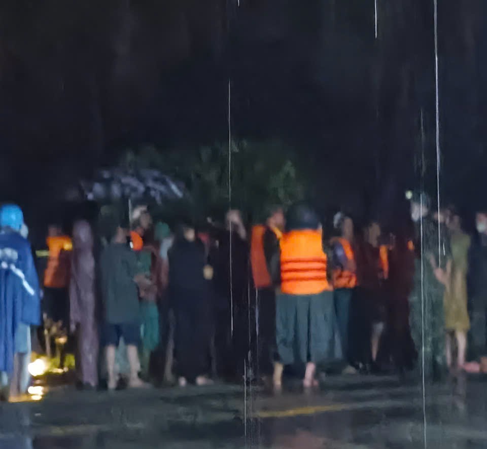Authorities have found the bodies of two elementary school students swept away by floodwaters in Ninh Thuan. Photo: Huu Long