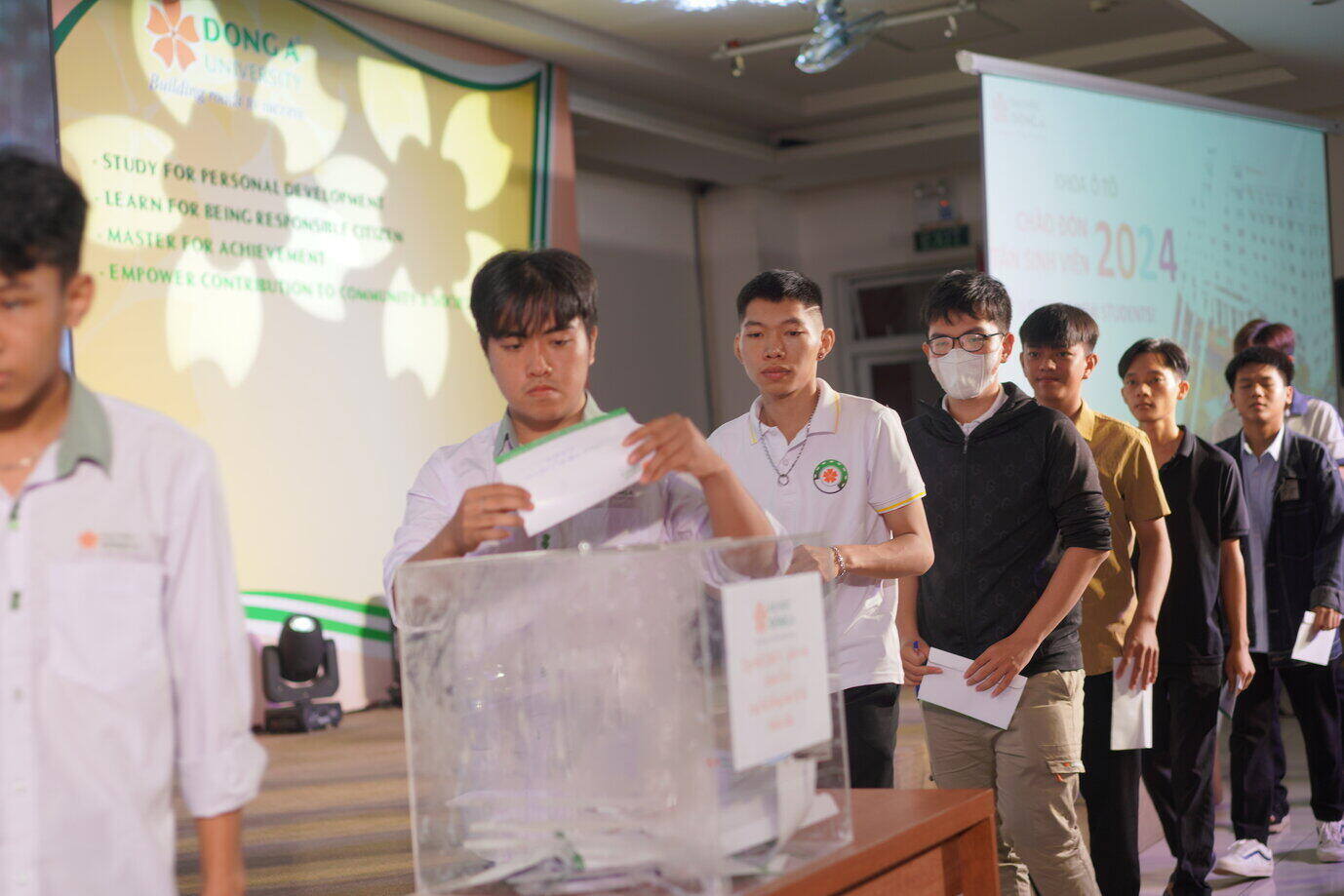 Tân sinh viên Đại học Đông Á ủng hộ đồng bào miền Bắc. Ảnh: Đại học Đông Á