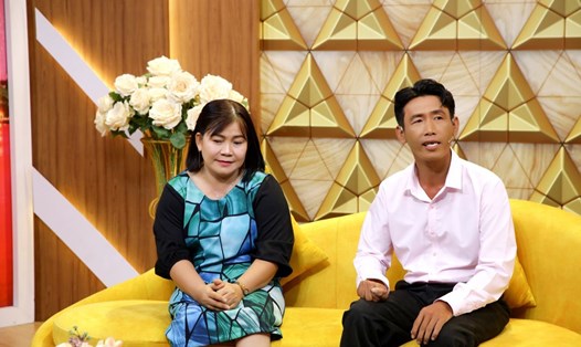 Vợ chồng khuyết tật bán rau, vé số chia sẻ tại chương trình Thuận vợ thuận chồng. Ảnh: NSX.