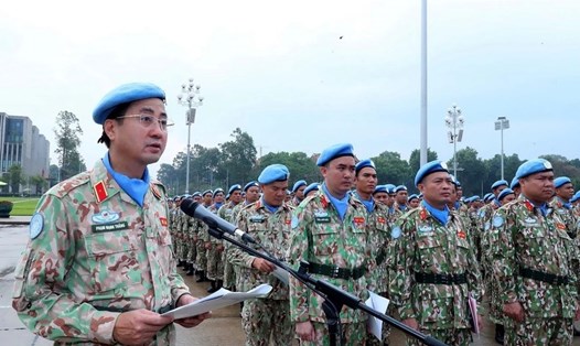 Thiếu tướng Phạm Mạnh Thắng, Cục trưởng Cục Gìn giữ hòa bình Việt Nam, phát động thi đua. Ảnh: Trọng Đức.