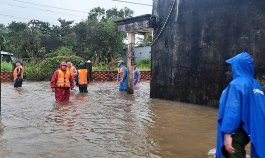Lực lượng chức năng TP Phú Quốc đến hỗ trợ người dân các khu vực bị ngập. Ảnh: Khánh Vân