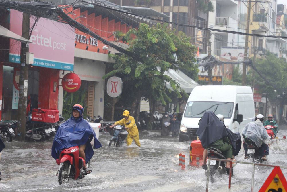 Nguoi dan vat va di chuyen, xe chet may phai dat bo. Anh: Anh Tu