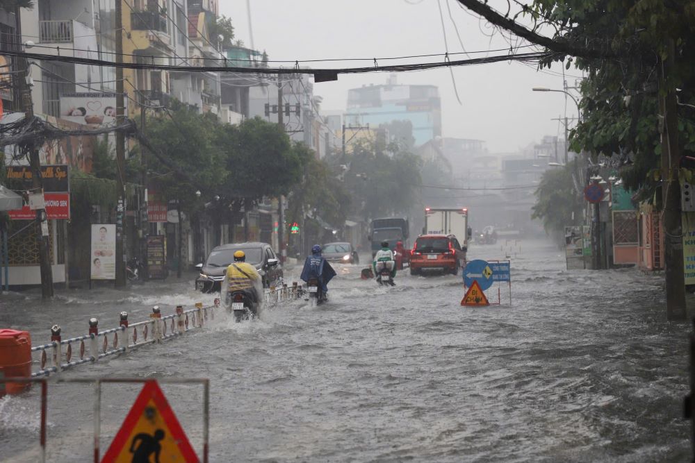 Mua keo dai khien duong Le Van Tho, Nguyen Van Khoi (quan Go Vap) ngap,  nguoi dan di chuyen vat va. Anh: Anh Tu