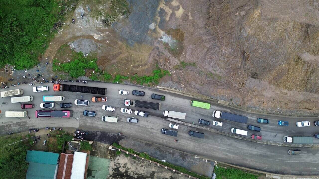 Nổ mìn thi công dự án dốc Cun, trên Quốc lộ 6, nhiều xe xếp hàng dài chờ đợi. Ảnh: Minh Nguyễn
