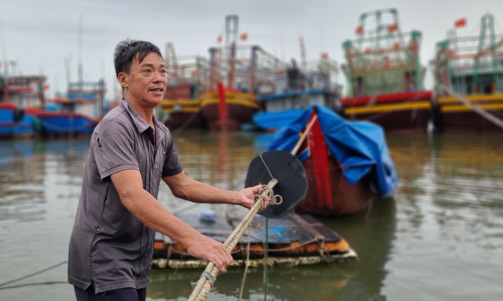 Ong Tran Van Quang (tru tai thon Ha Tay, xa Trieu An) cung keo chiec thuyen 12CV cua gia dinh vao noi tranh tru. Ngu luoi cu duoc ong Quang dua len bo, con thuyen thi day bat va tha neo, buoc day can than. Tu sau bao so 3, ong Quang ra khoi nhung khong danh bat duoc nhieu ca vi nuoc duc. “Nghe tin ap thap va bao kha nang anh huong, nen toi cung cac ngu dan cho thuyen vao bo de bao ve tai san. Luc nao troi yen, bien lang moi ra khoi” - ong Quang, cho biet.