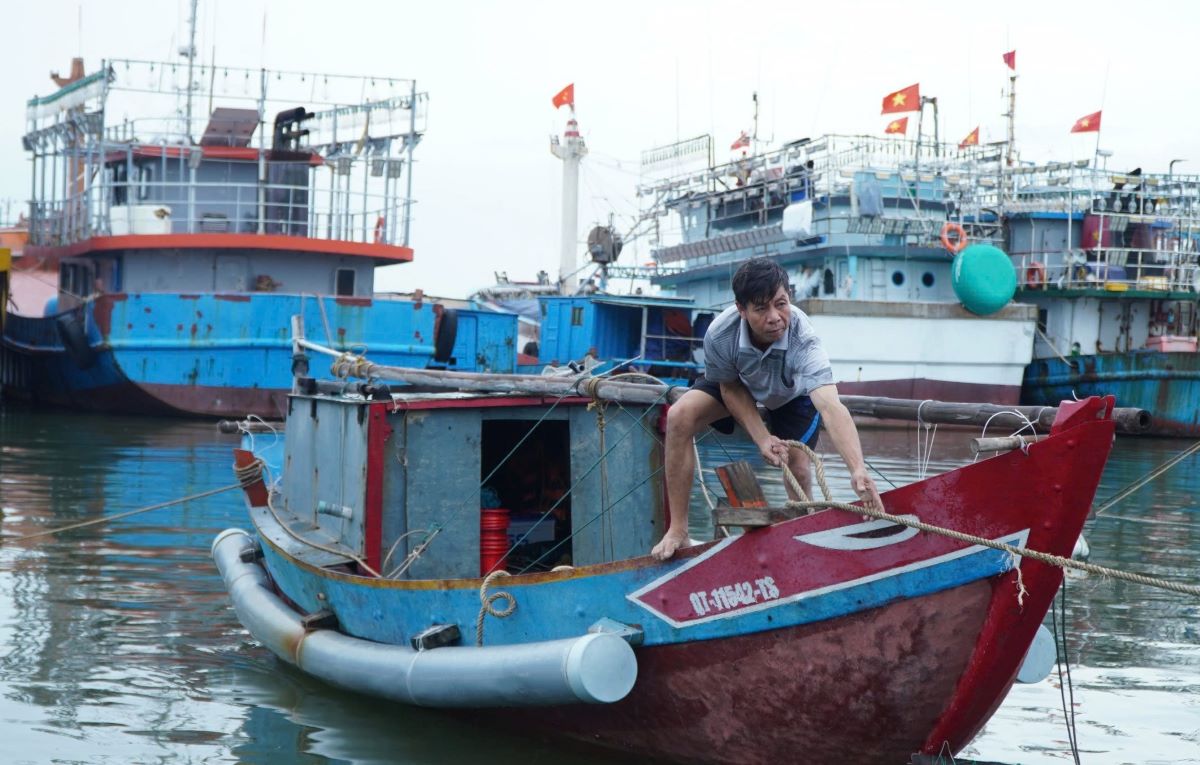 Người dân ở huyện Triệu Phong đưa tàu vào khu neo đậu tránh trú bão trước khi áp thấp nhiệt đới và bão số 4 ảnh hưởng.