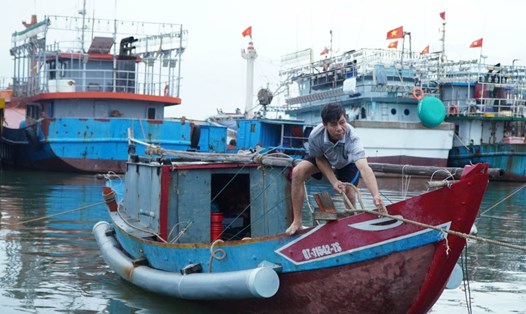 Người dân ở huyện Triệu Phong đưa tàu vào khu neo đậu tránh trú bão trước khi áp thấp nhiệt đới và bão số 4 ảnh hưởng.