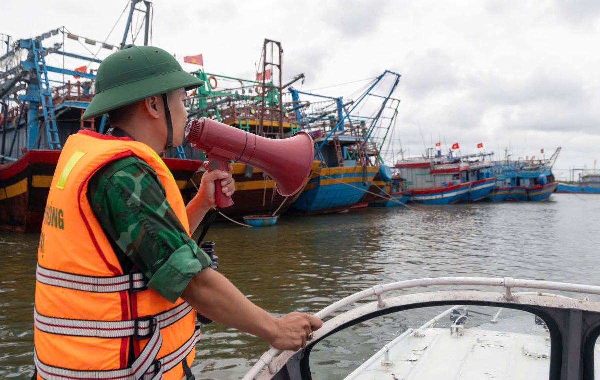 Luc luong Bien phong tinh Quang Tri phat loa keu goi cac tau khi vao noi tranh tru bao can tha neo, buoc day dam bao. Va khi ap thap, bao anh huong thi tuyet doi khong duoc o lai tren thuyen. 