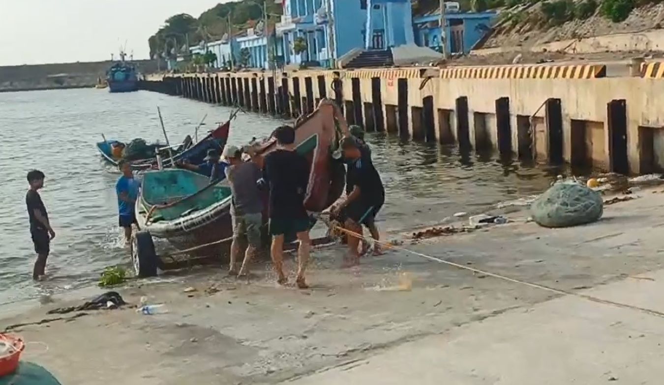 Cac tau nho duoc nguoi dan va cac luc luong tren dao Con Co ho tro di doi len tren dao.