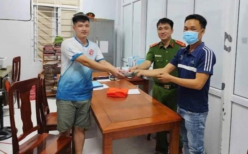 Mr. Truong Hoai (far right in the photo) returned the money he found. Photo: Trieu Hoa Commune Police.