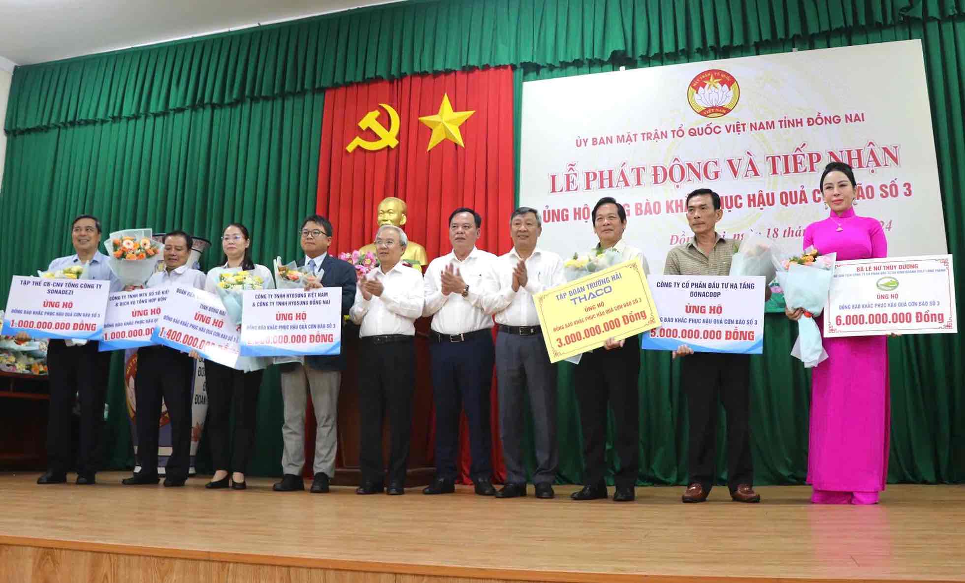 Các đơn vị, doanh nghiệp, cá nhân ủng hộ người dân các tỉnh phía Bắc khắc phục thiệt hại bão số 3. Ảnh: HAC