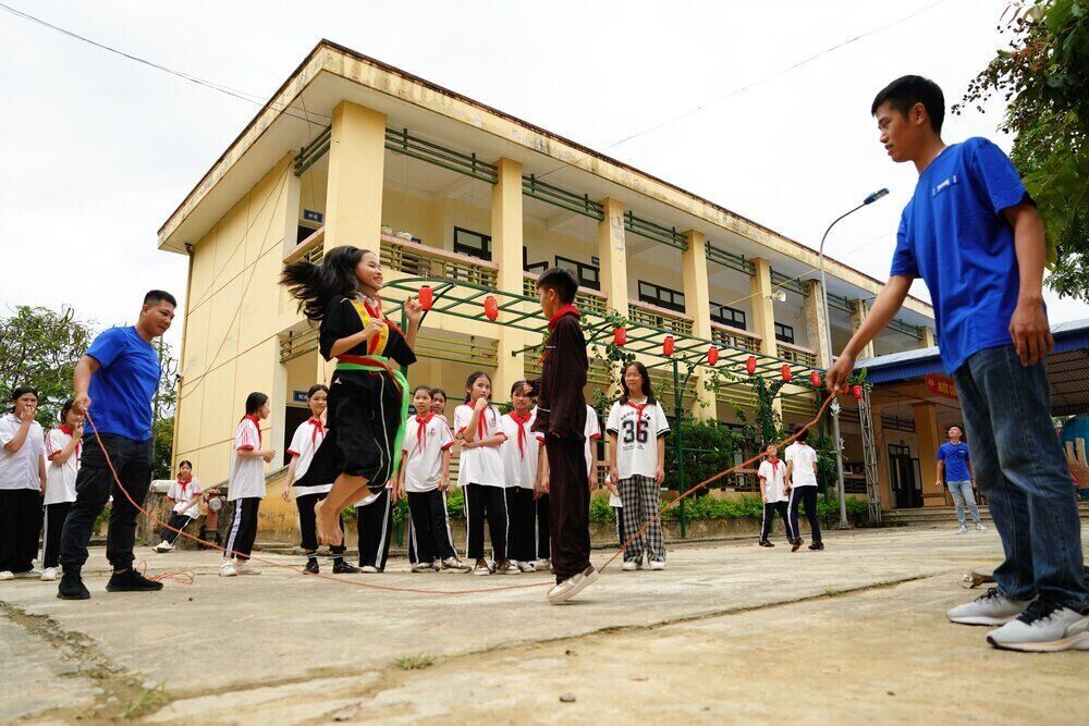 Khong chi mang den sua, doan nhan vien Vinamilk con vui choi cung cac em nham tao niem vui, dong vien cac em ve lai cuoc song thuong ngay sau nhung ngay bao lu. Ảnh: Vinamilk