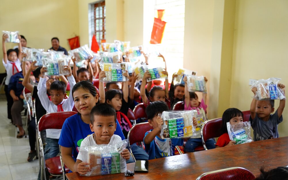 Tre nho tai xom Trung Son, xa Quang Son, huyen Dong Hy (tinh Thai Nguyen) co mot trung vui tuoi hon voi cac phan qua cua Vinamilk. Ảnh: Vinamilk