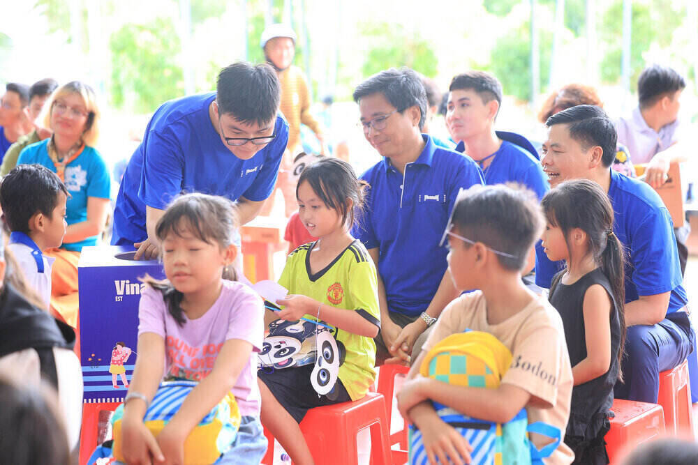 Nhan vien Vinamilk da chung tay to chuc cho cac em tai xa Dat Mui (Ca Mau) mot trung thu vui tuoi, am ap. Ảnh: Vinamilk