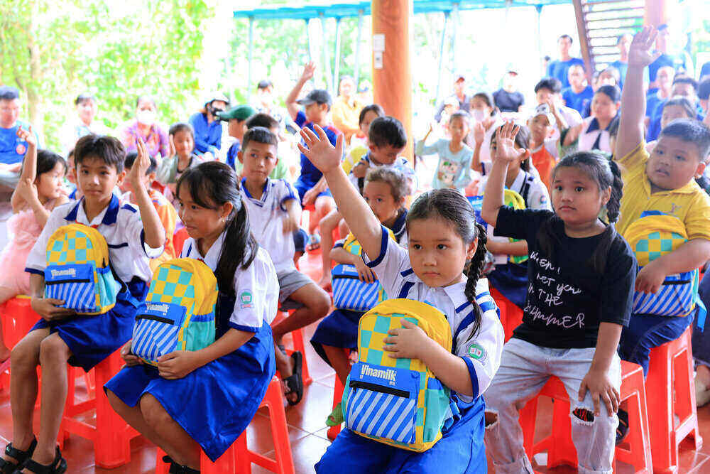 Tre em tai xa Dat Mui (tinh Ca Mau) vui trung thu cung doan nhan vien Vinamilk. Ảnh: Vinamilk