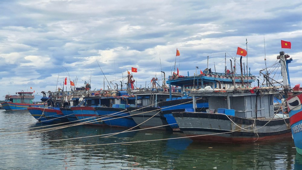 Theo bao cao cua Bo Chi huy Bo doi Bien phong tinh, toan tinh co 1.884 phuong tien/10.685 lao dong. Den 07h ngay 18/9/2024, tong so phuong tien hoat dong tren bien: 01 phuong tien/09 lao dong (cac phuong tien dang hoat dong o khu vuc bien tu Quang Tri den Thua Thien Hue). Du kien den 11h ngay 18/9/2024 phuong tien nay se vao bo neo dau.