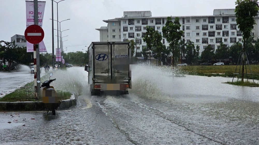 Theo du bao, tu hom nay 18.9 den ngay 21.9, tai tinh Thua Thien Hue co mua to, mua rat to va rai rac co dong, trong con dong can de phong loc, set va gio giat manh.  Mua cuong do manh nhat tap trung tu chieu toi nay 18.9 den trua 20.9. Tong luong mua ca dot pho bien 150 - 300mm, co noi tren 450mm. Canh bao cap do rui ro thien tai do mua lon: cap 1.