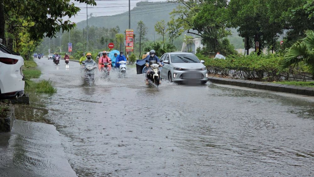 Ghi nhan o TP. Hue, trong trua, chieu 18.9, mua to da khien mot so tuyen duong bi ngap.