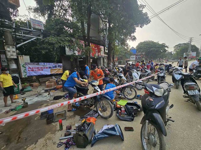 "Giải cứu" hàng trăm xe máy chìm trong nước lũ