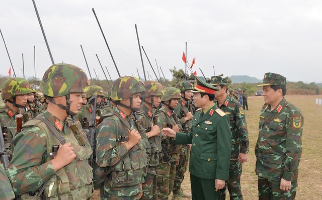 Thượng tướng Nguyễn Tân Cương động viên cán bộ chiến sĩ Quân đoàn 12. Ảnh: VGP