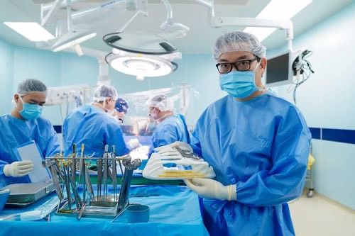 Prof. Dr. Tran Trung Dung and 3D printing technology products before thoracic reconstruction surgery for patients. Photo: Tram Anh