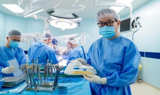 GS.TS Trần Trung Dũng và sản phẩm công nghệ in 3D trước khi phẫu thuật tái tạo lồng ngực cho người bệnh. Ảnh: Trâm Anh