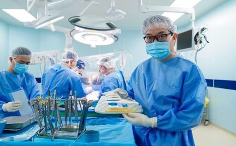 Prof. Dr. Tran Trung Dung and 3D printing technology products before thoracic reconstruction surgery for patients. Photo: Tram Anh