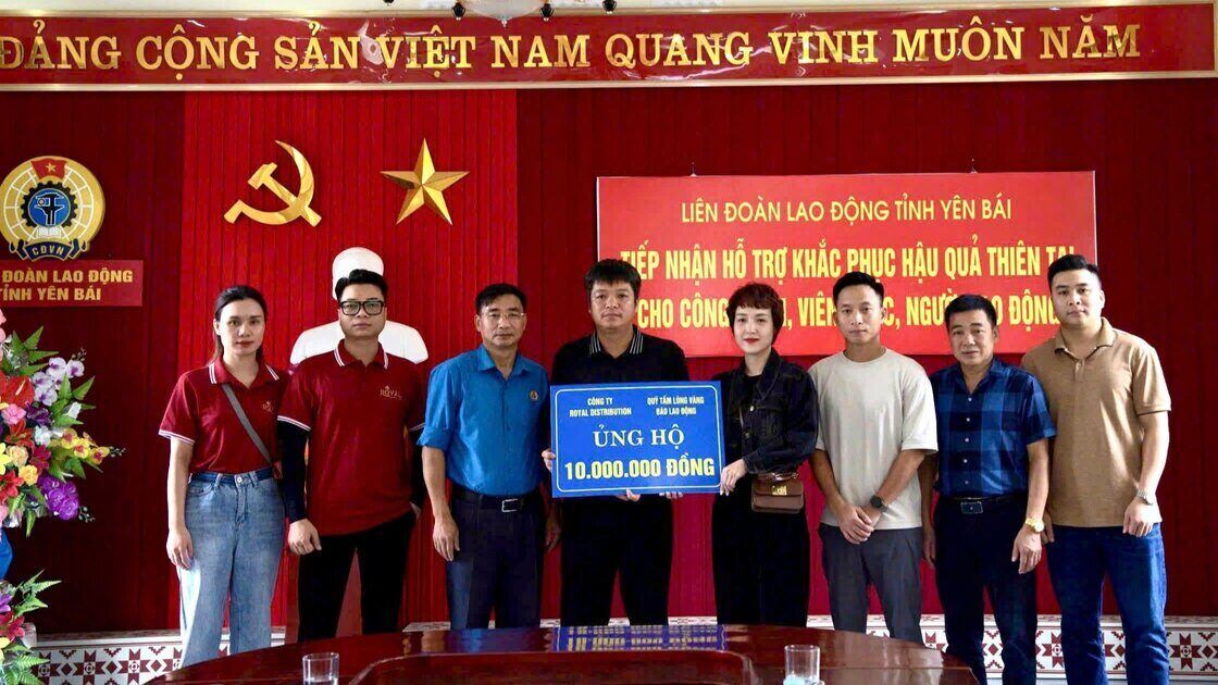 Trao hỗ trợ đến anh Triệu Quý Dưỡng. Ảnh: Bảo Nguyên