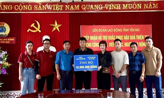 Trao hỗ trợ đến anh Triệu Quý Dưỡng. Ảnh: Bảo Nguyên