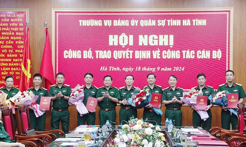 Lãnh đạo Bộ Chỉ huy quân sự tỉnh Hà Tĩnh trao quyết định và tặng hoa chúc mừng các sĩ quan quân đội được điều động, bổ nhiệm. Ảnh: Dương Hoàng