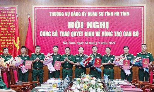 Lãnh đạo Bộ Chỉ huy quân sự tỉnh Hà Tĩnh trao quyết định và tặng hoa chúc mừng các sĩ quan quân đội được điều động, bổ nhiệm. Ảnh: Dương Hoàng