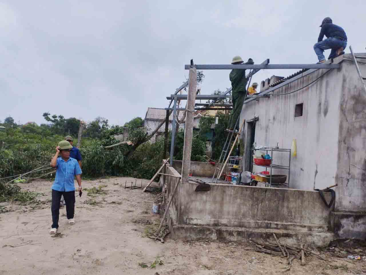Tornado rips off roofs of houses in Cam Duong commune. Photo: Linh Tuan.