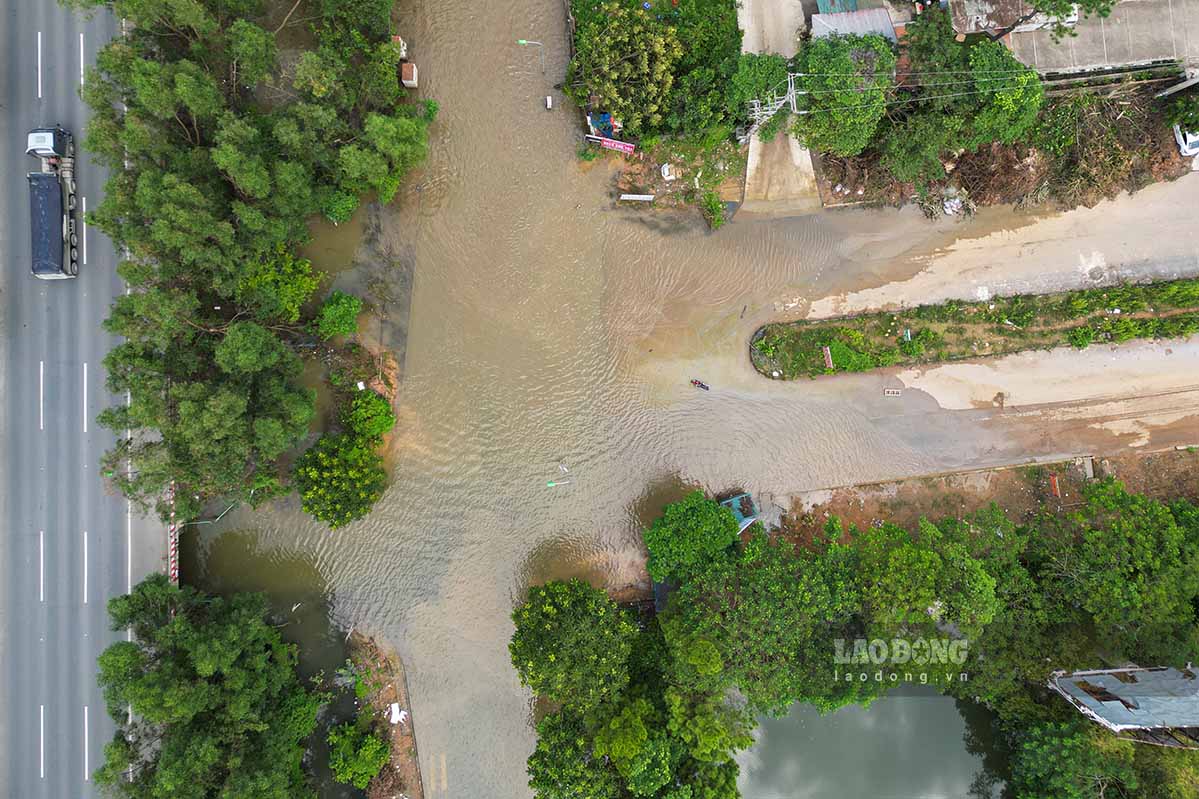 Dot mua lon do anh huong cua bao so 3 khien nhieu khu vuc thuoc tuyen duong gom Dai lo Thang Long ngap sau trong nuoc. 