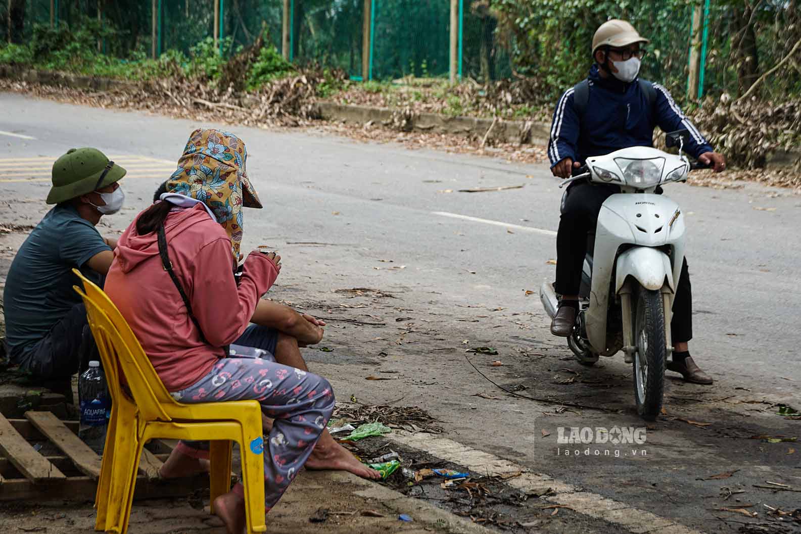 Lien quan den tinh trang nay, So Giao thong van tai Ha Noi da co thong bao phan luong giao thong tren duong gom Dai lo Thang Long do mua keo dai gay gap sau bao so 3.