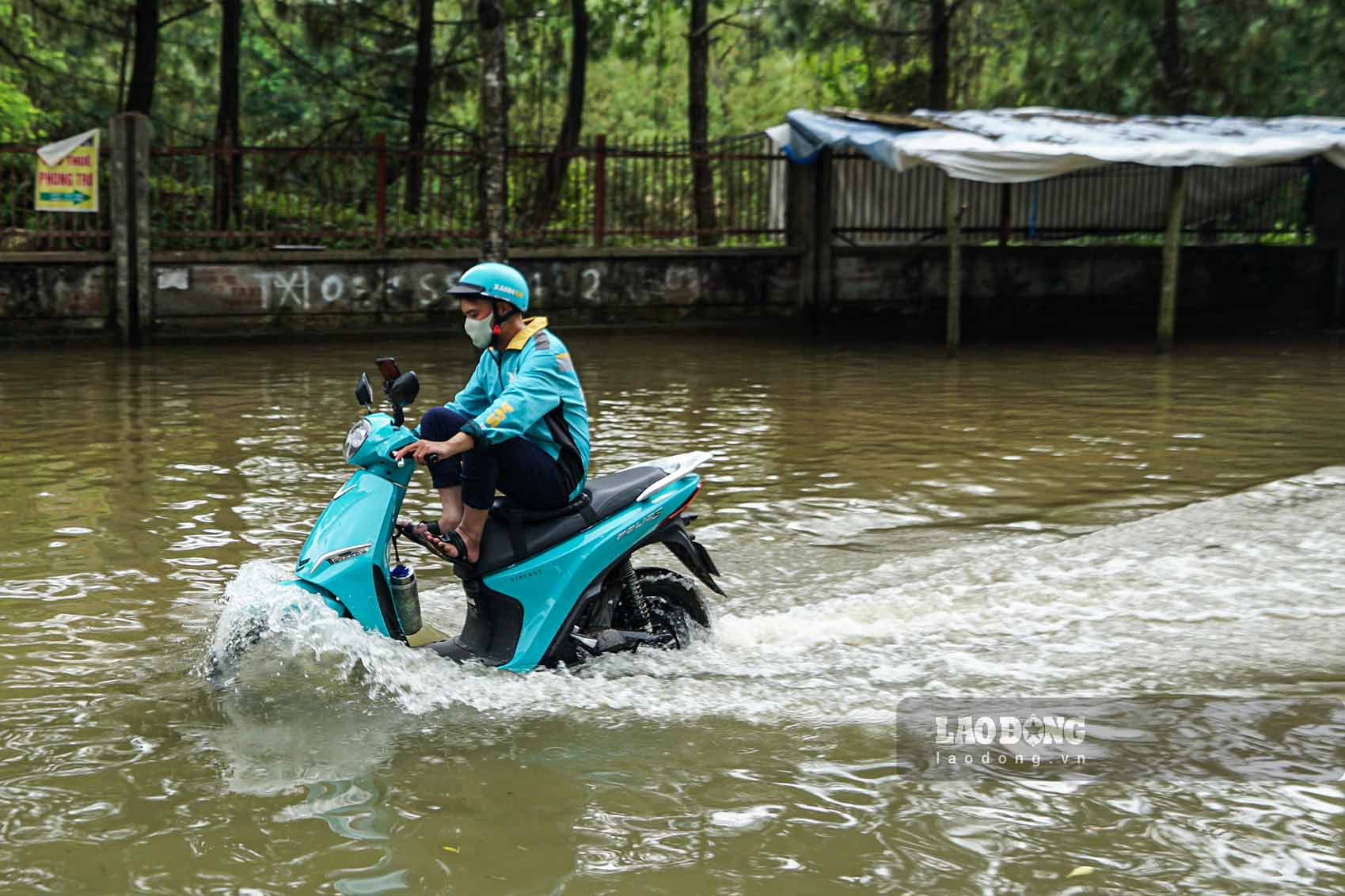 Trong do, de bao dam an toan giao thong cho nguoi va cac phuong tien luu thong tren tuyen duong gom Dai lo Thang Long, So Giao thong van tai Ha Noi thong bao phuong an dieu chinh to chuc giao thong tren tuyen. Dong thoi cam phuong tien luu thong tren tuyen duong bi anh huong do ngap ung, trong do co ap dung tu Km 20+00 (loi vao nut giao tinh lo 80) den Km 28+300 (loi ra nut giao Khu cong nghe cao Lang - Hoa Lac.