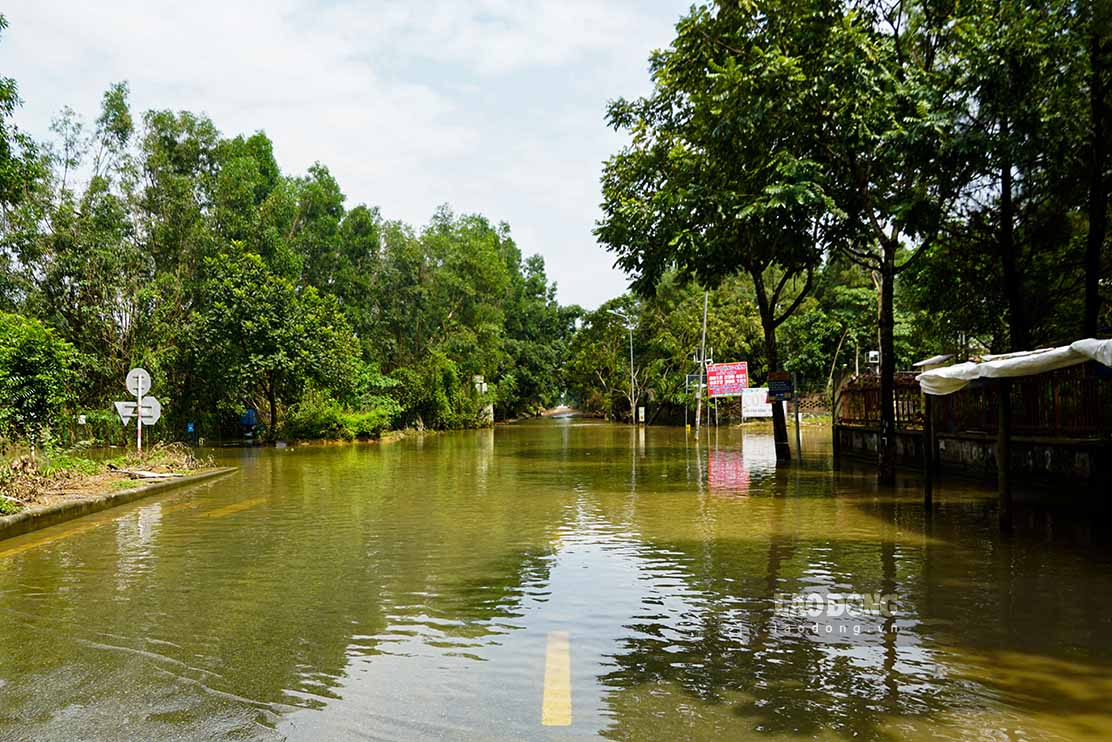 Hien, Km so 27 duong gom Dai lo Thang Long la mot trong nhung dia diem bi ngap nang nhat.